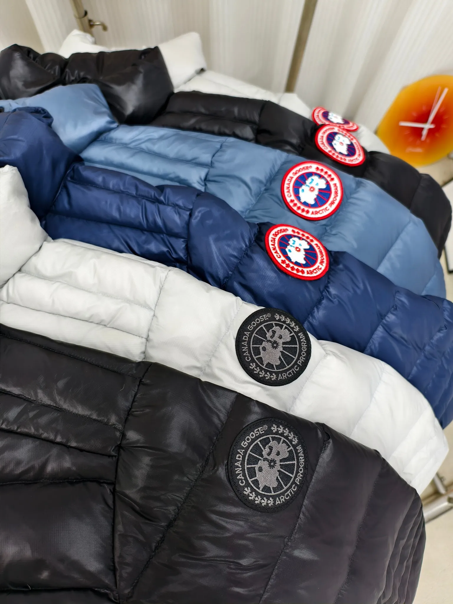P880 2228M model (high version) Canada goose Crofton down jacket, this is a down jacket suitable for late autumn and early winter: on cold and rainy mornings, it can be used as a layer of warmth inside the rainproof jacket, and can be worn alone in the late autumn and early winter with a little bit of coolness. Filled with white duck down. The Crofton Jacket is a versatile, lightweight and versatile piece that even packs itself in for easy transport. The inner layer has removable elastic straps, making the jacket easy to carry on the shoulder and hands-free. 2 zippered hand pockets with fleece fabric on the knuckle side for softness and warmth. Color: black with black label, black with red label, ocean blue, superoxide blue, silver birch red label, silver birch black label Size: XS-2XL